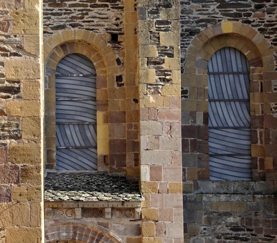Conques - Abbatiale Sainte-Foy - Vitraux de Pierre Soulages © Patrice Thébault / CRTL Occitanie